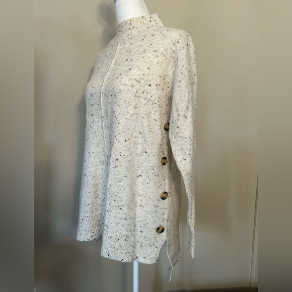 retrology Sweaters - Retrology Women’s Cream Sweater, Size M (A2)
